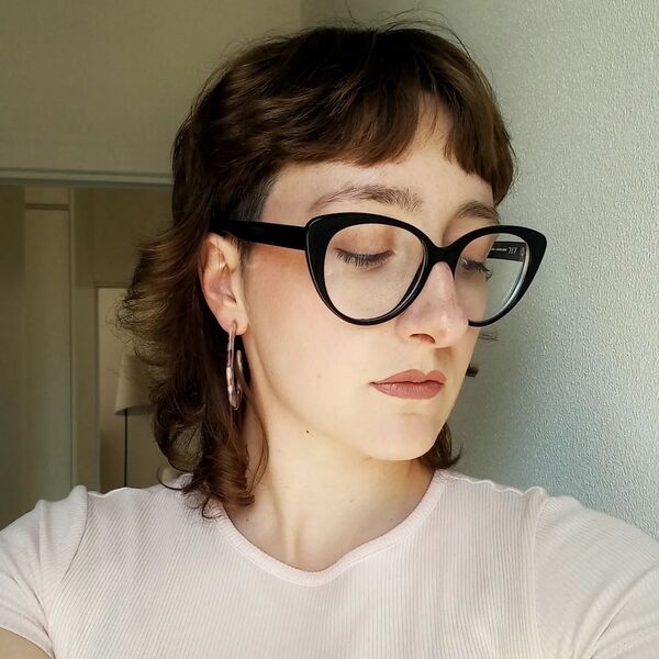 Corte de cabelo Bazz com kefal - uma mulher com óculos