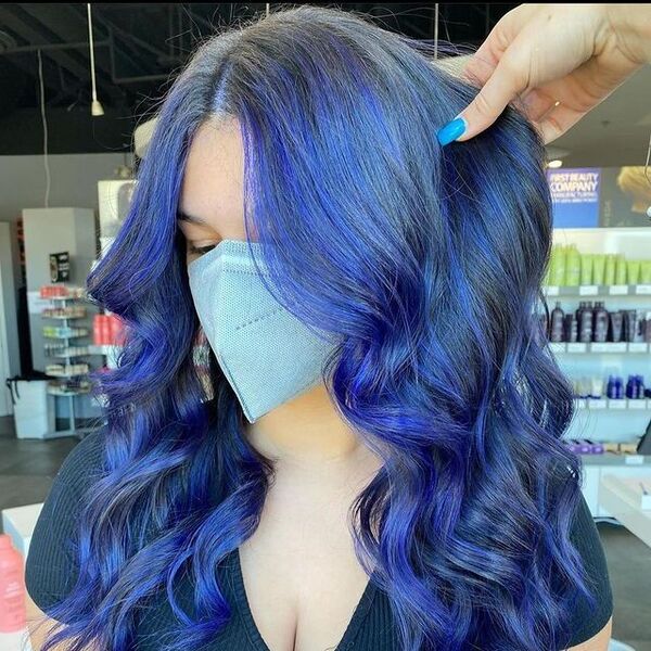Penteado azul-violeta - mulher de blusa preta