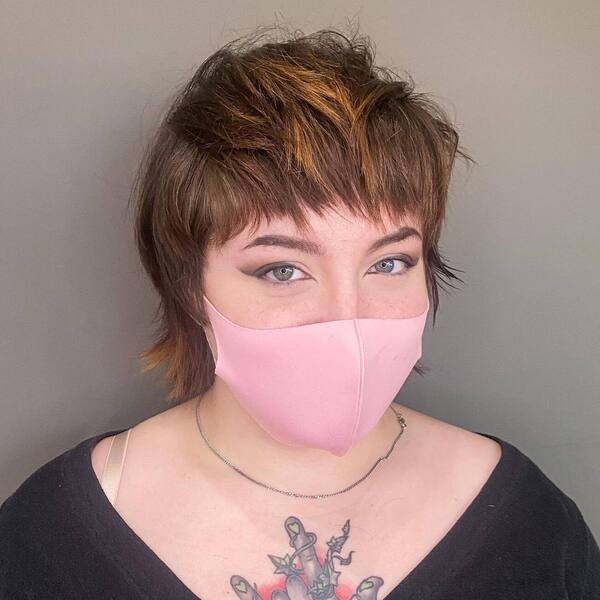 Pigtail de textura fofa - uma mulher em uma máscara rosa