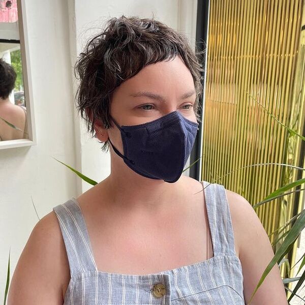 franja curta - mulher usando máscara KN95 azul escuro