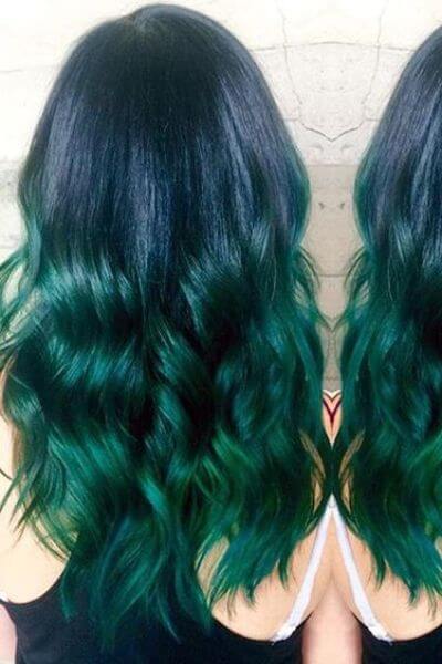 Um sombrio verde atrevido para cabelo azul escuro