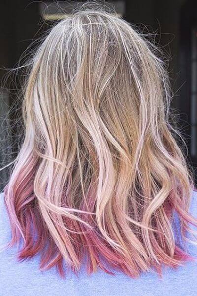 Um sombrio rosa atrevido para cabelos loiros