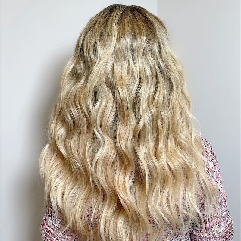 Vista traseira do penteado loiro de Dorit Kemsley com ondas de praia