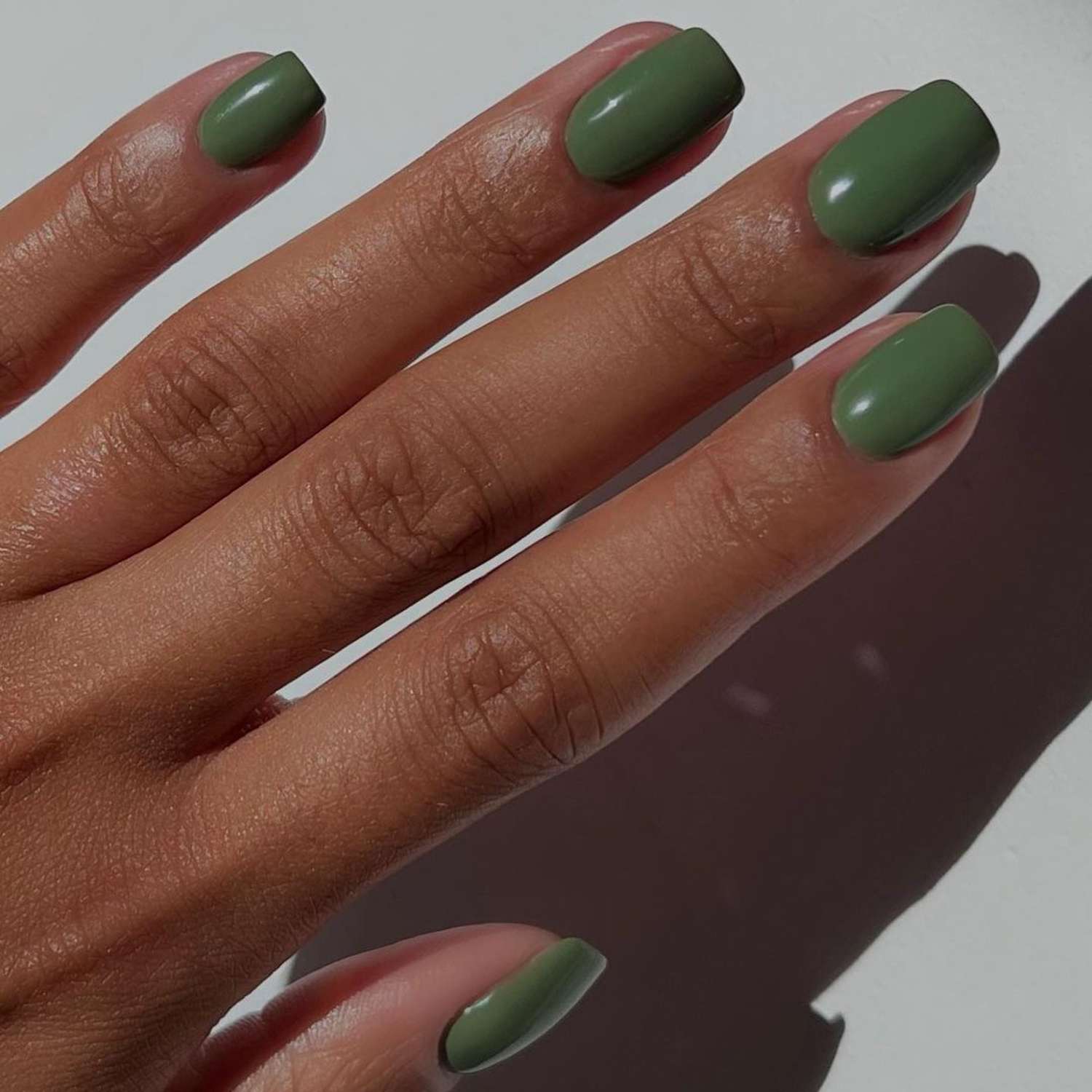 Manicure verde simples com dicas quadradas