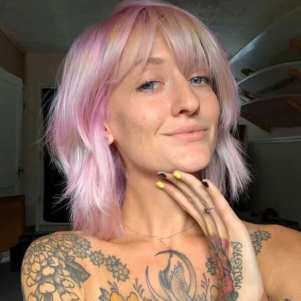 Cabelo holográfico desbotado - mulher com tatuagem, colar no pescoço
