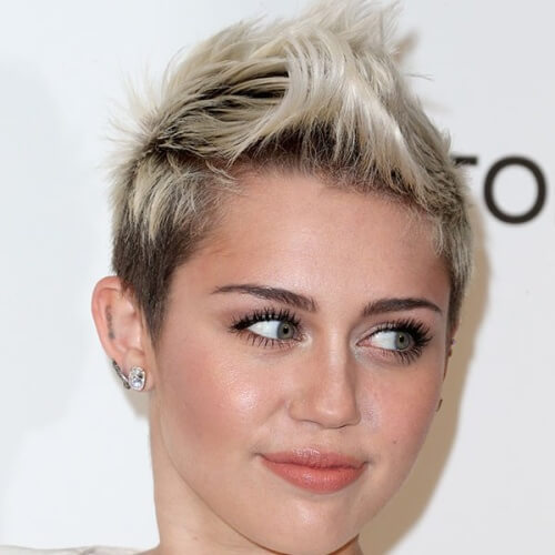 Miley Cyrus Haircut com um falcão artificial
