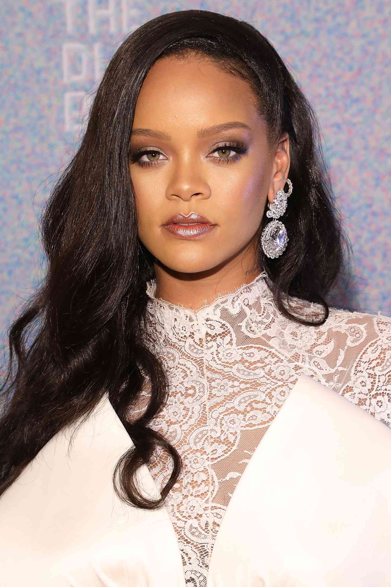 Rihanna, quase preto, com longos cachos marrons