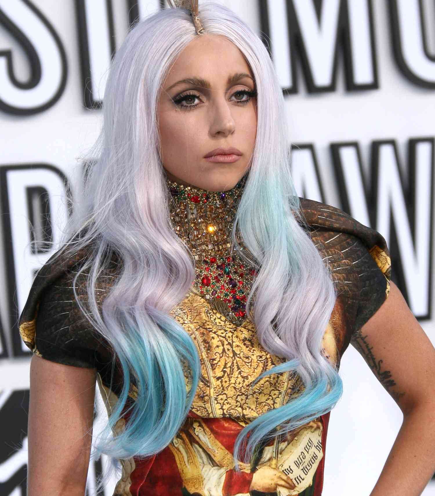 Lady Gaga com extremidades manchadas azuis em 2010