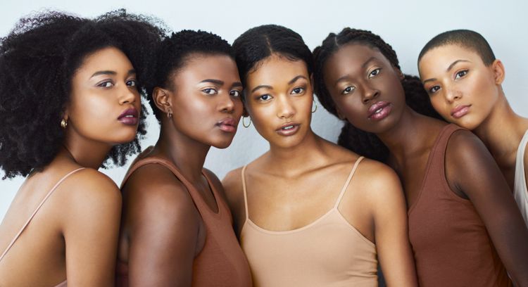 Cosméticos para mulheres negras trabalham levando em consideração a melanina da pele.
