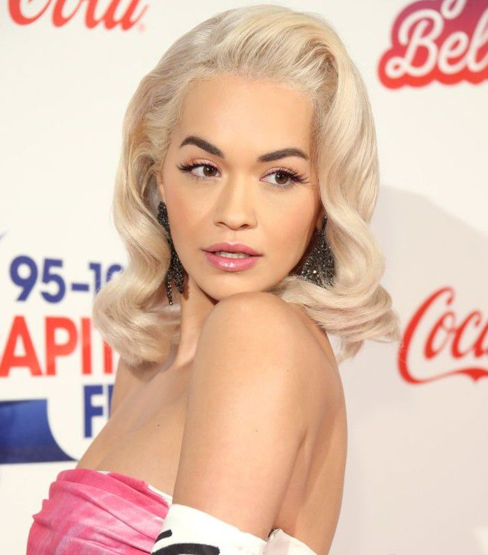 Rita Ora retrô cabelo loiro branco