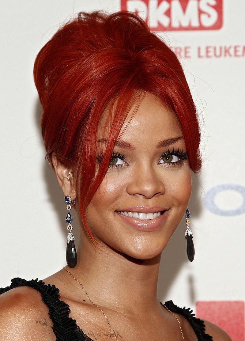 Rihanna com colmeia vermelha