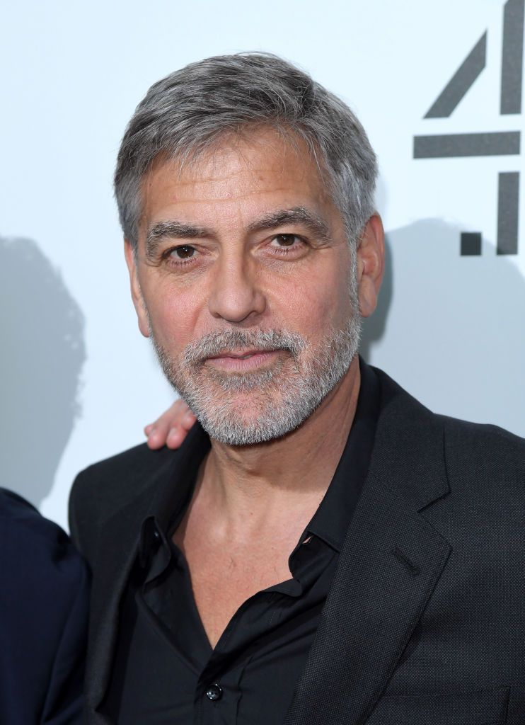 George Clooney com cabelos grisalhos e barba