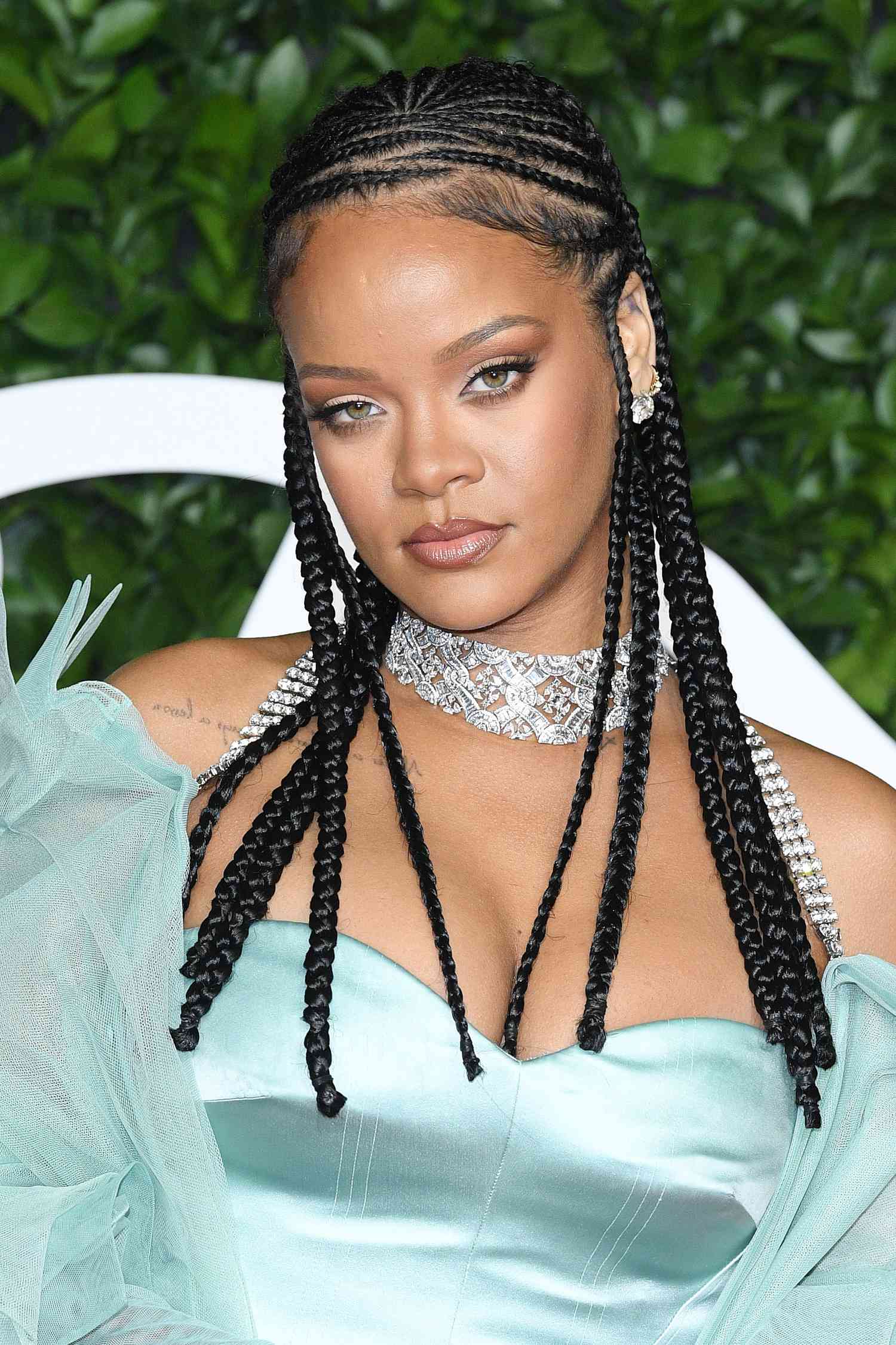Rihanna The Fashion Awards 2019 - Chegada na planta vermelha