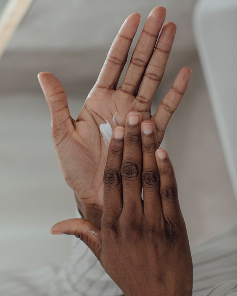 close-up de mãos distribuindo loção