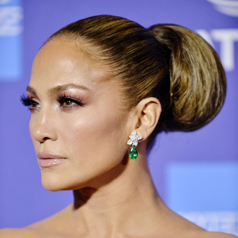 Jennifer Lopez usa rabo de cavalo penteado para trás
