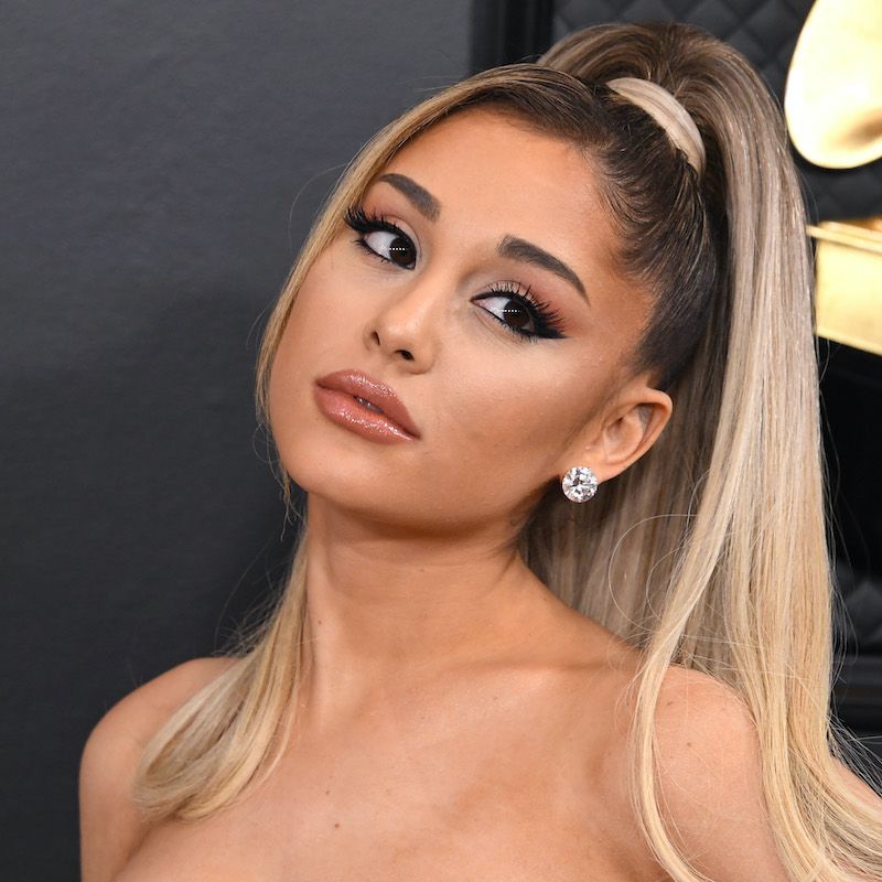 Ariana Grande em uma cauda alta volumosa na cerimônia de premiação do Grammy em 2020