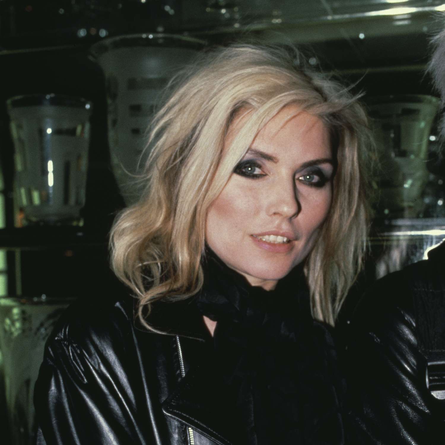 Debbie Harry com olho de maquiagem esfumaçado nos anos 80