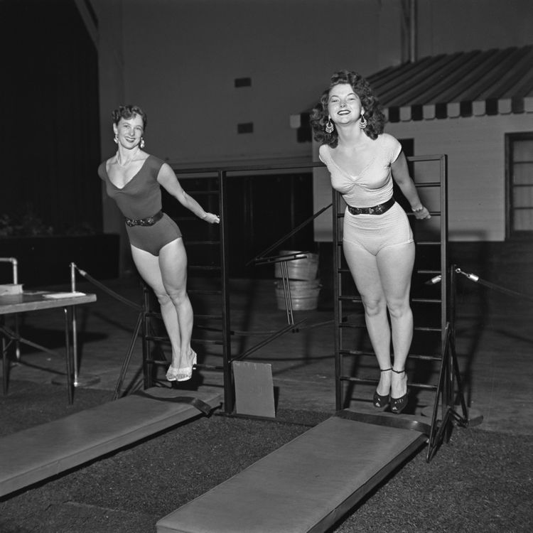 Mulheres no simulador de ginástica de Vic Tanny na década de 1950