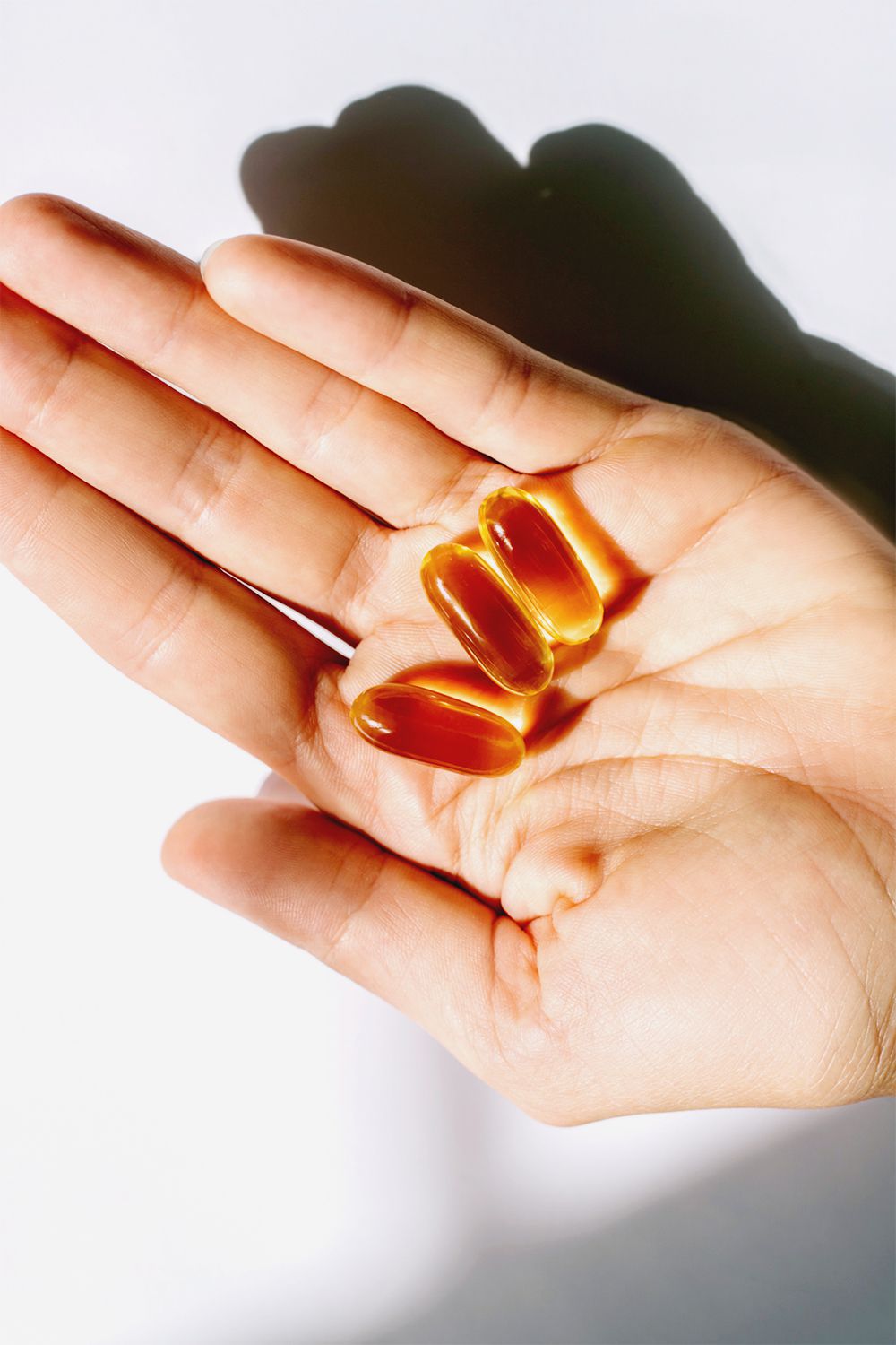 Cápsulas de vitamina B12 nas mãos