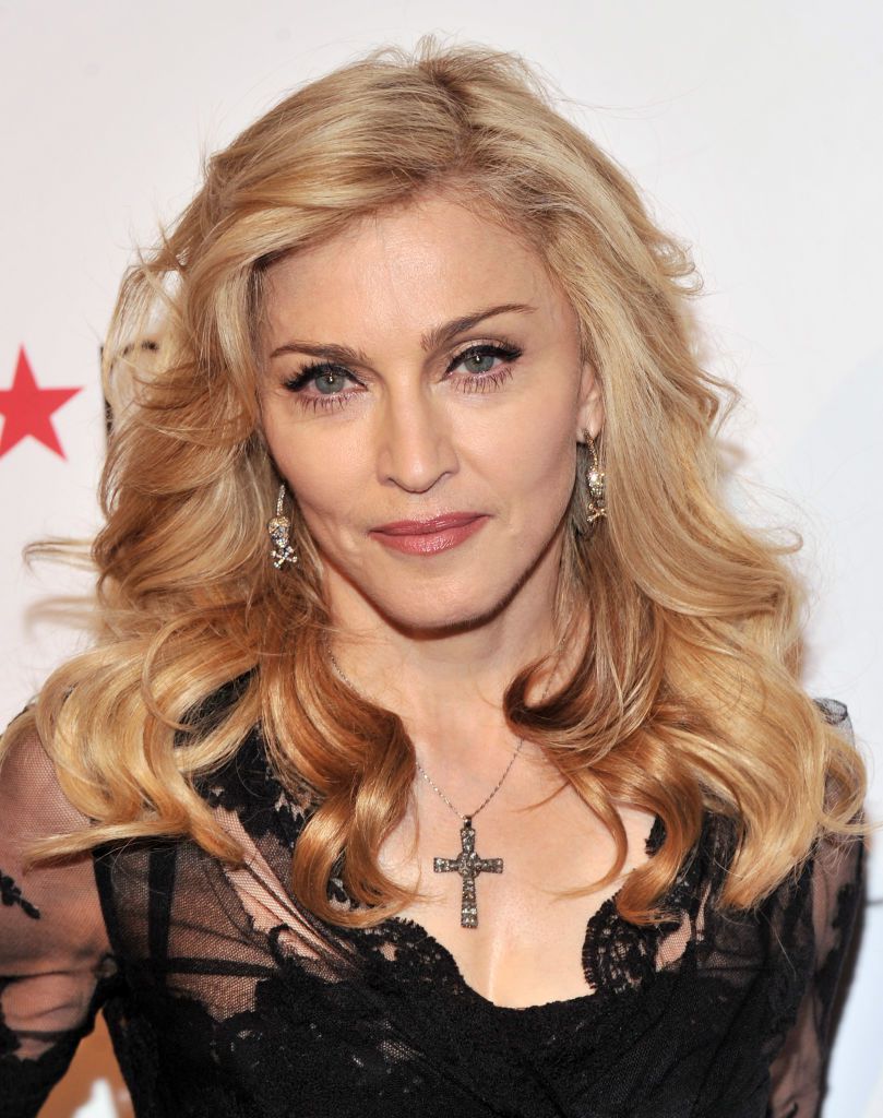 Madonna com cabelo em camadas e penas