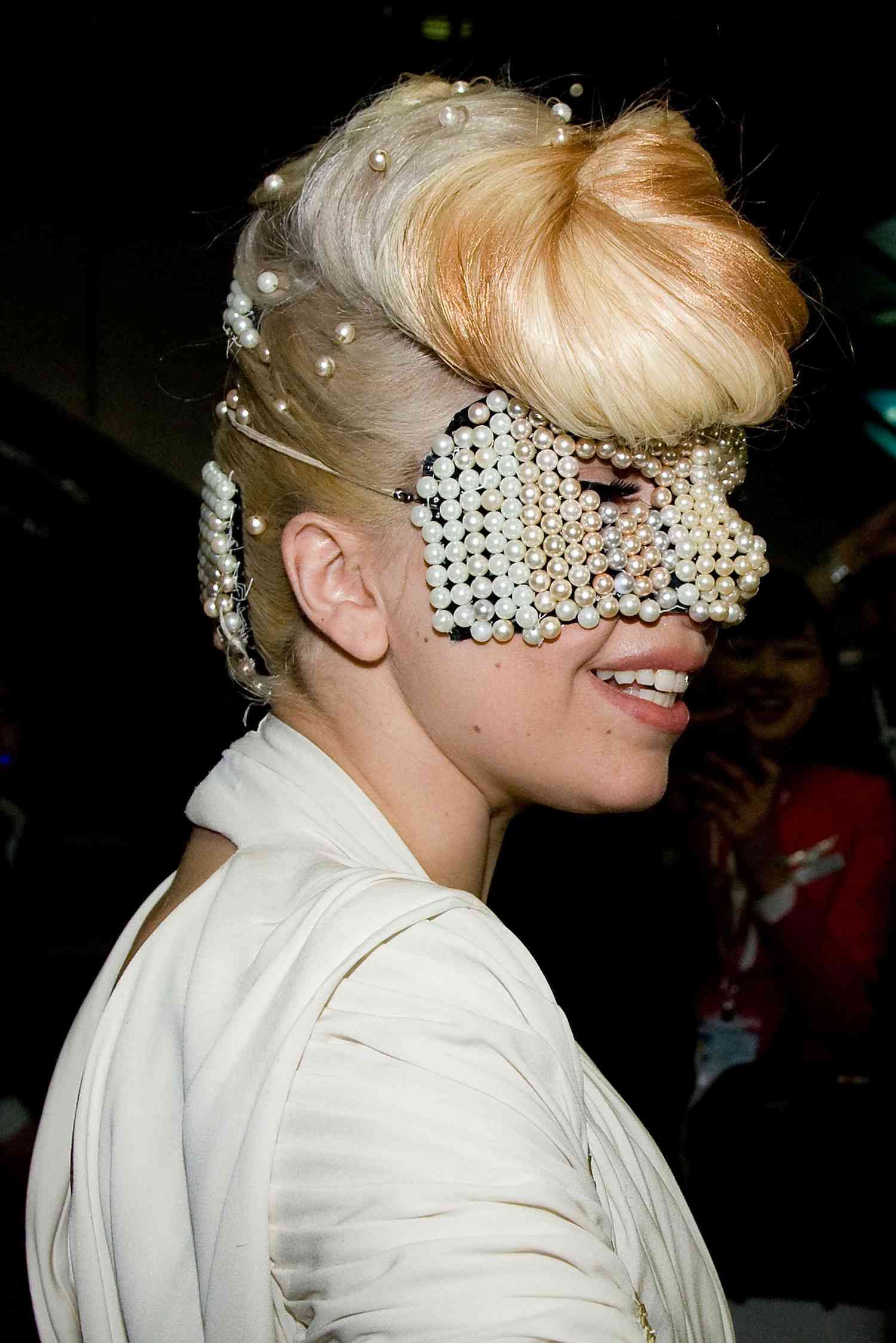 Lady Gaga usando máscara de pérola