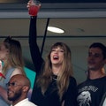 A cantora Taylor Swift se alegra antes do jogo entre as equipes de Kanzas City Shits e o New York Jets no Metallif Stadium em 01 de outubro de 2023 em East-Rutherford, Nova Jersey.
