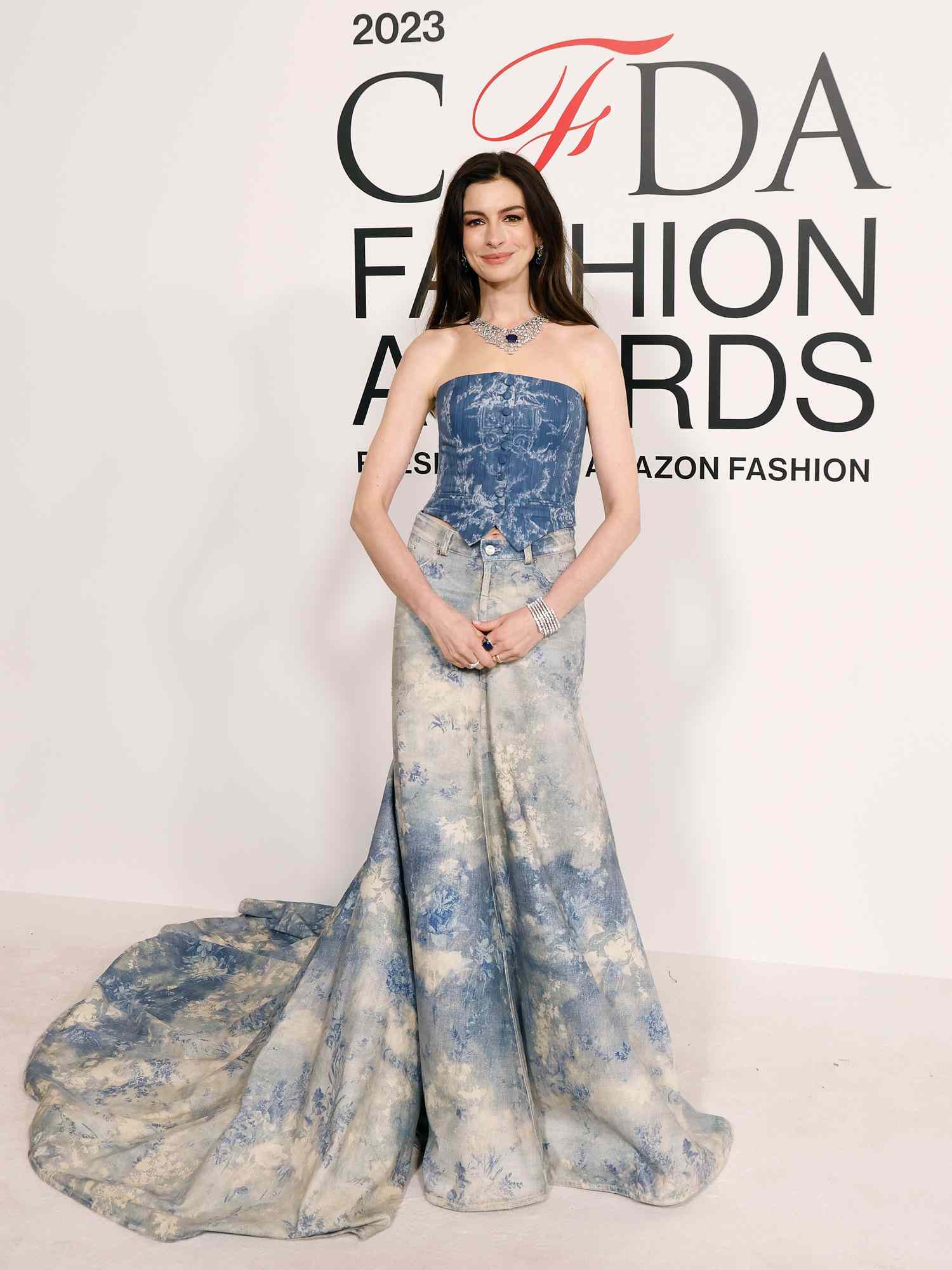 Anne Hathaway usa um vestido jeans de duas peças Ralph Lauren no tapete vermelho do CFDA Awards 2023