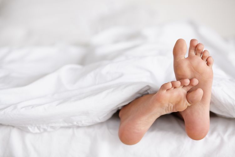 As pernas estão salientes de lençóis brancos na cama < pange> A desintoxicação nas pernas são supostamente projetados para remover toxinas do corpo, esticand o-as pelos pés. No entanto, não foram realizados estudos que poderiam provar que isso é verdade.