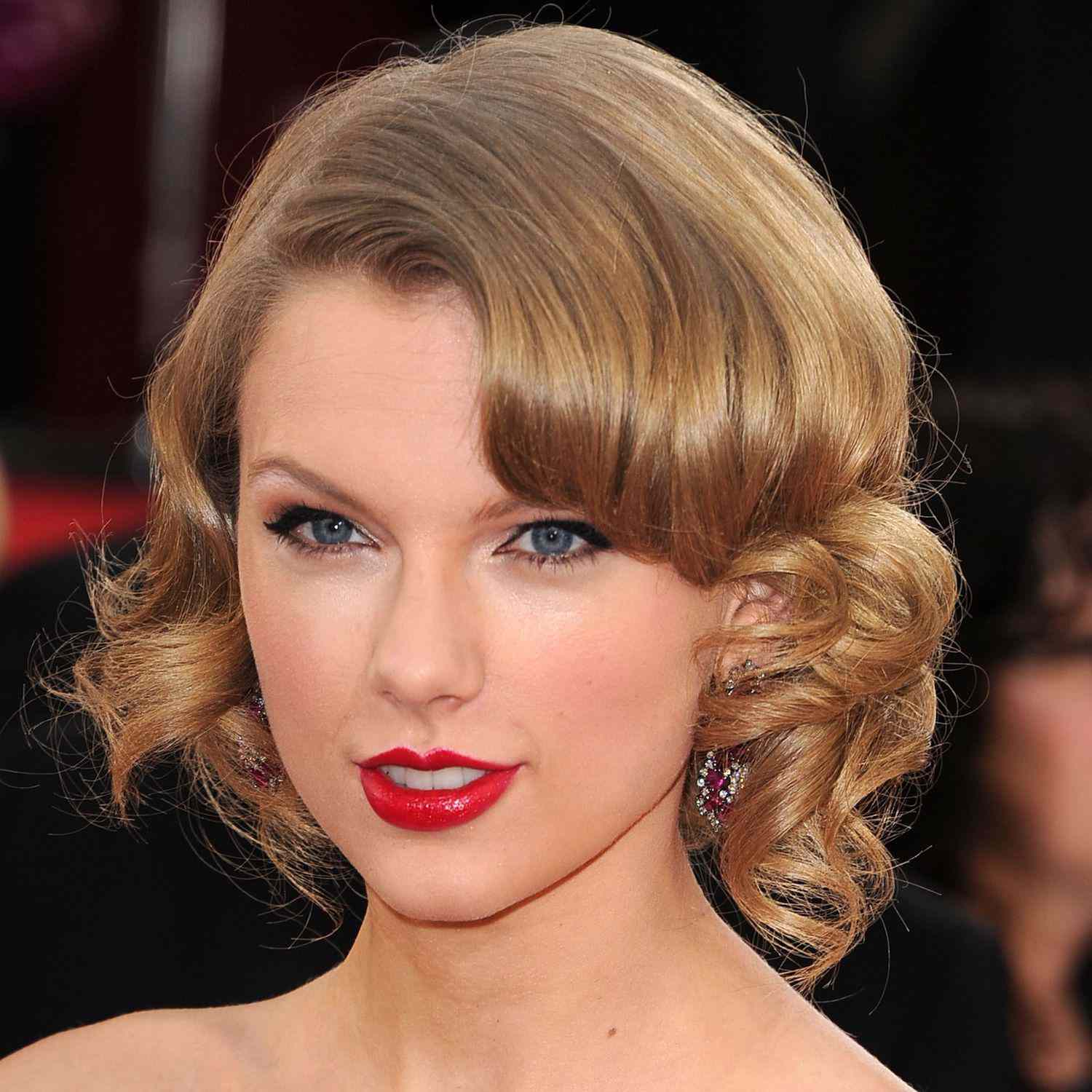 Taylor Swift em um antigo penteado de Hollywood com cachos na cerimônia do Globo de Ouro em 2014