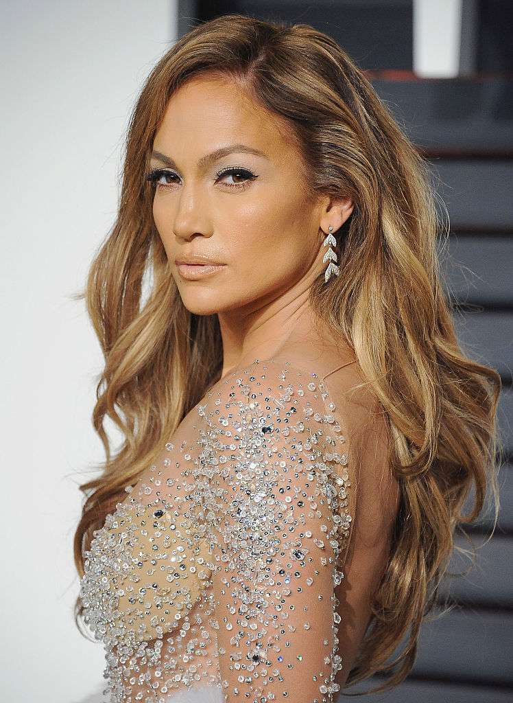 Jennifer Lopez com despedida lateral e ondas longas glamourosas