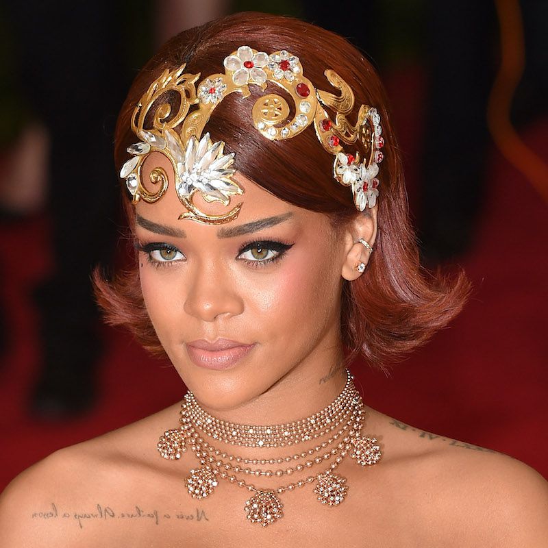 Rihanna com um cabelo marrom-púrpura adequado para a cor