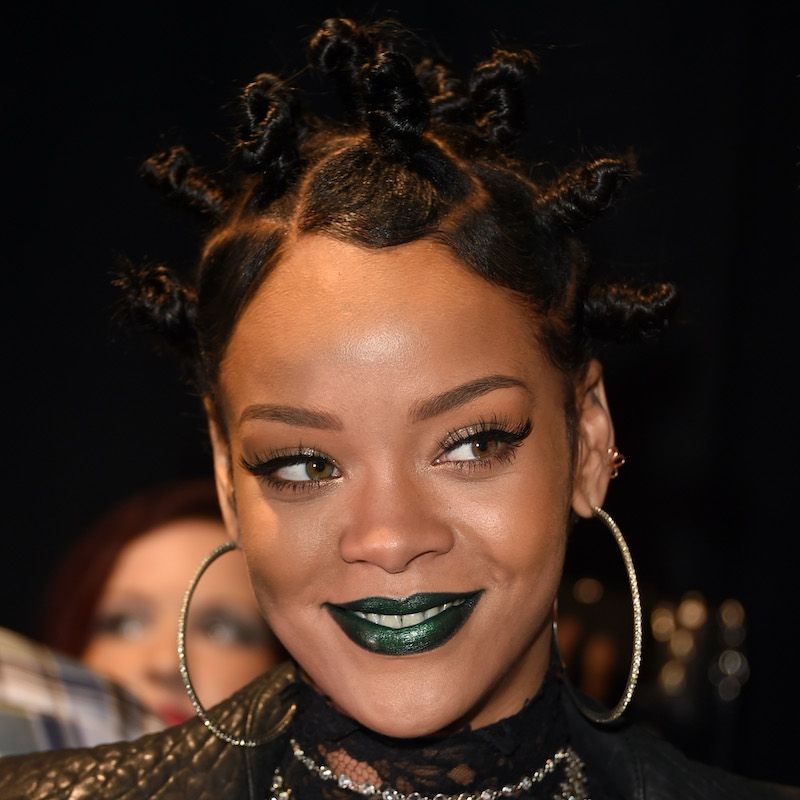 Como esticar cabelos naturais para os nós da Bantu de Rihanna