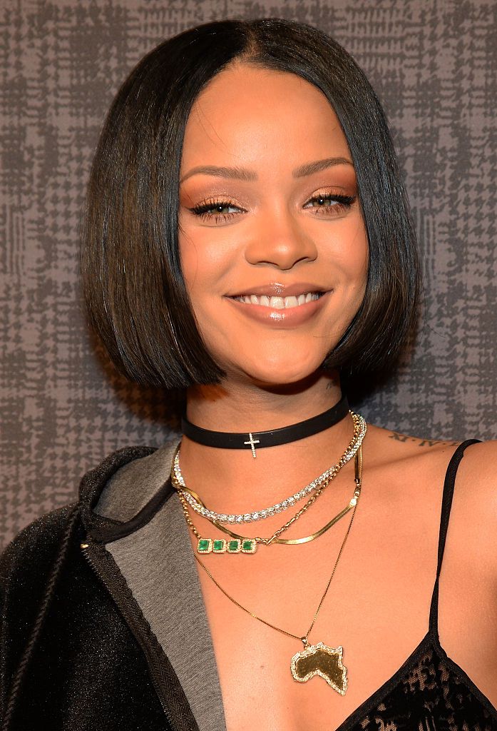 Rihanna com olho esfumado sutil e acobreado