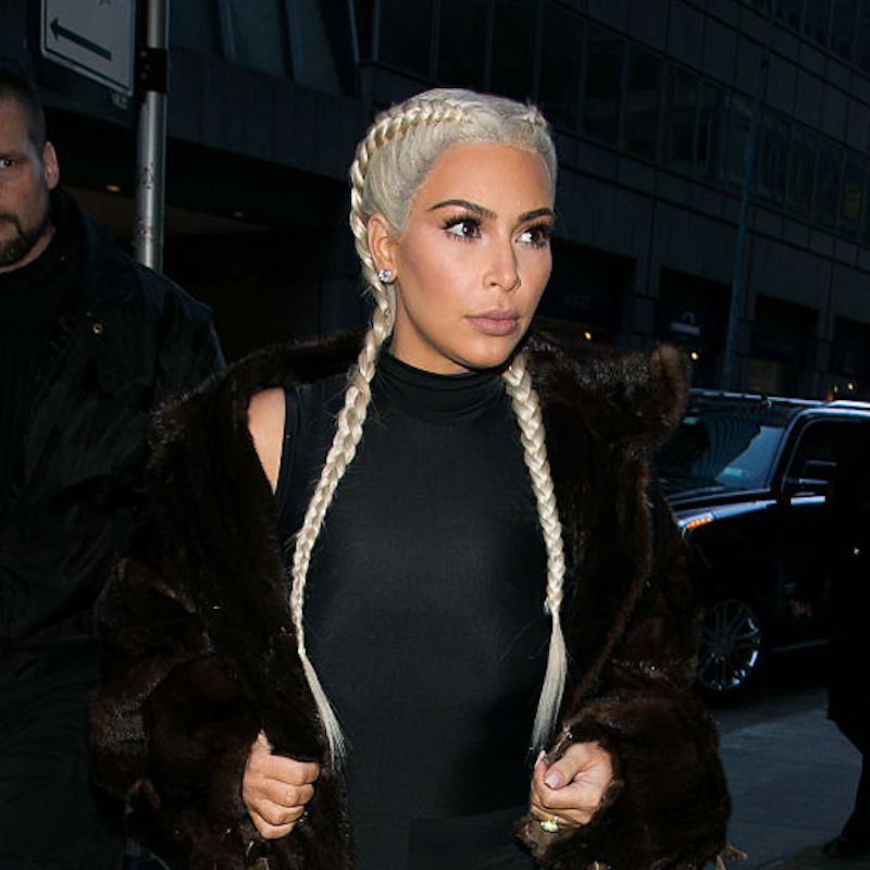 Kim Kardashian com tranças holandesas de platina e maquiagem brilhante de bronze