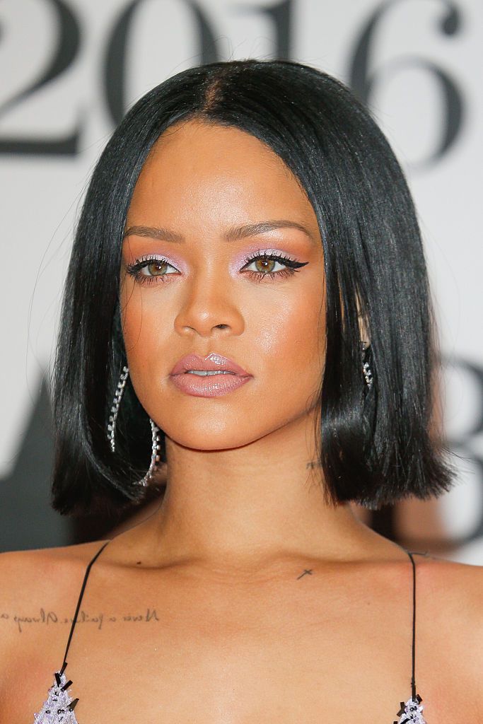 Rihanna com corte de cabelo bob de comprimento único