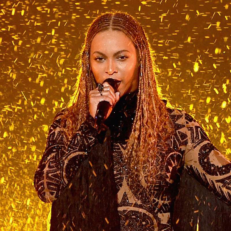 Penteados naturais para cabelos de vime na parte do meio de Fulani Beyoncé
