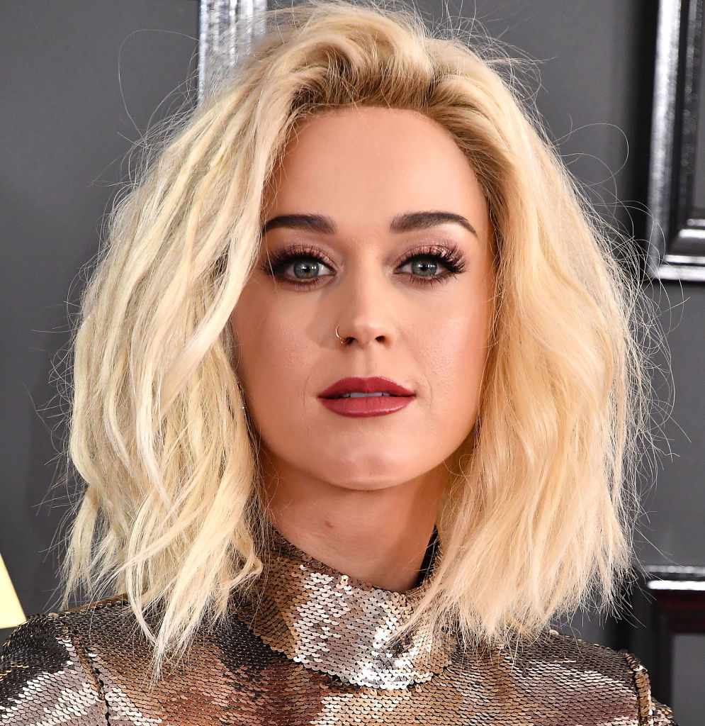 Katy Perry com cabelos texturizados a ombros