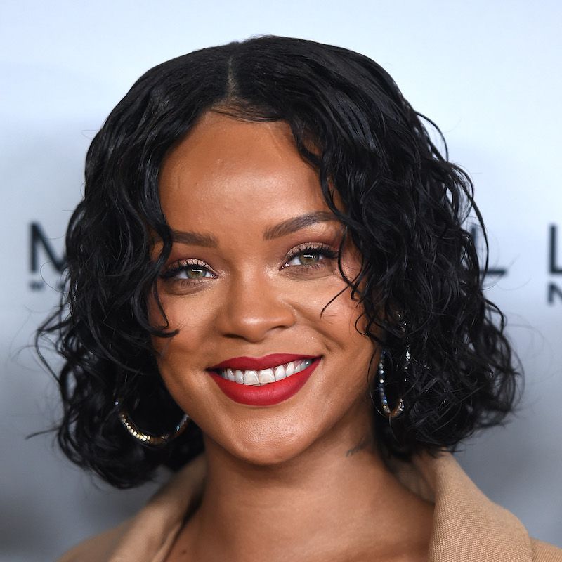 Rihanna usa um penteado na forma de um feijão encaracolado com um estrondo ondulado emoldurando o rosto