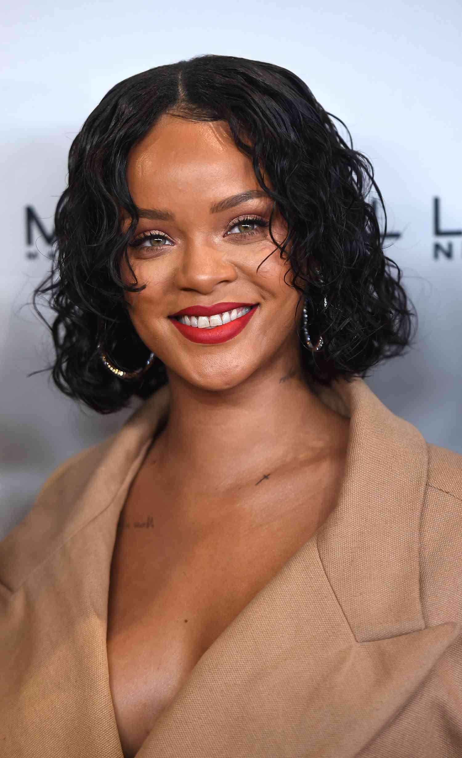 Rihanna com um púbis encaracolado em estilo molhado
