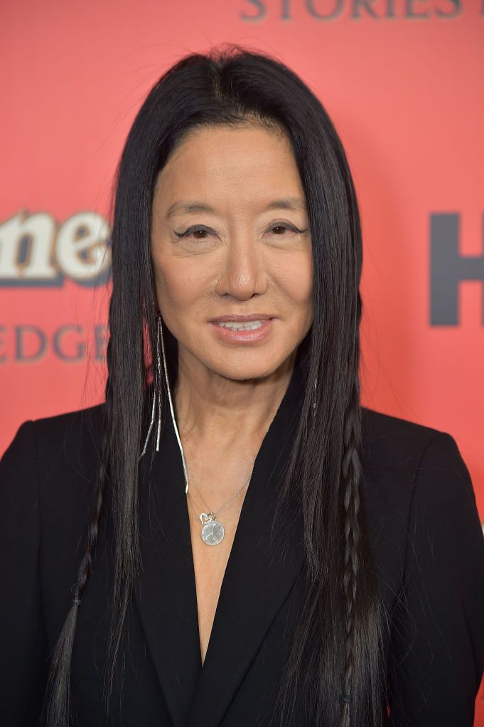 Vera Wang com cabelos longos e lisos decorados com tranças