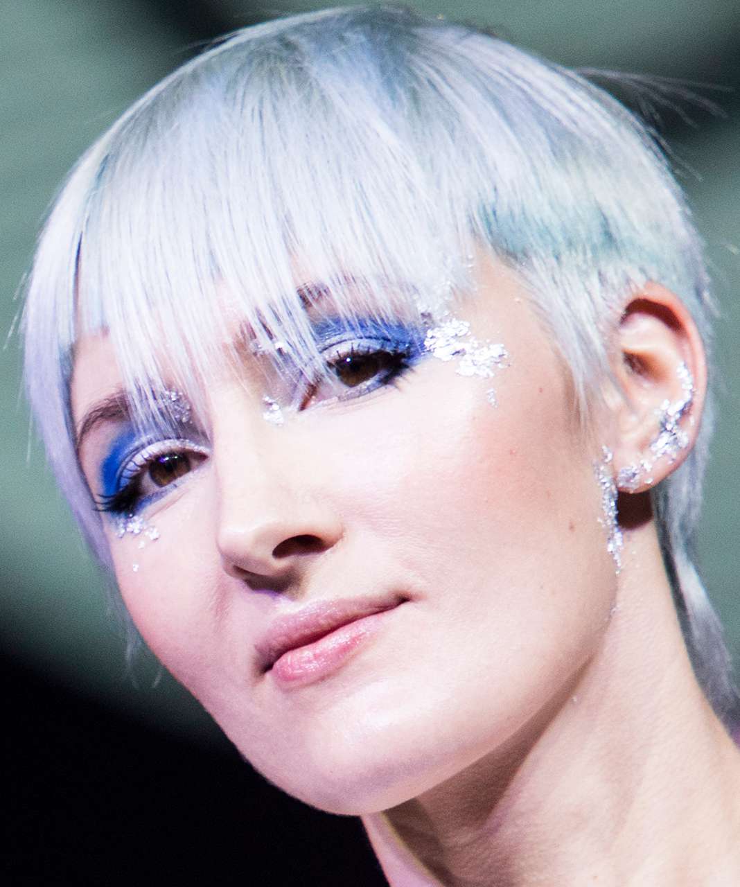 Maquiagem azul gelo cintilante em uma jovem