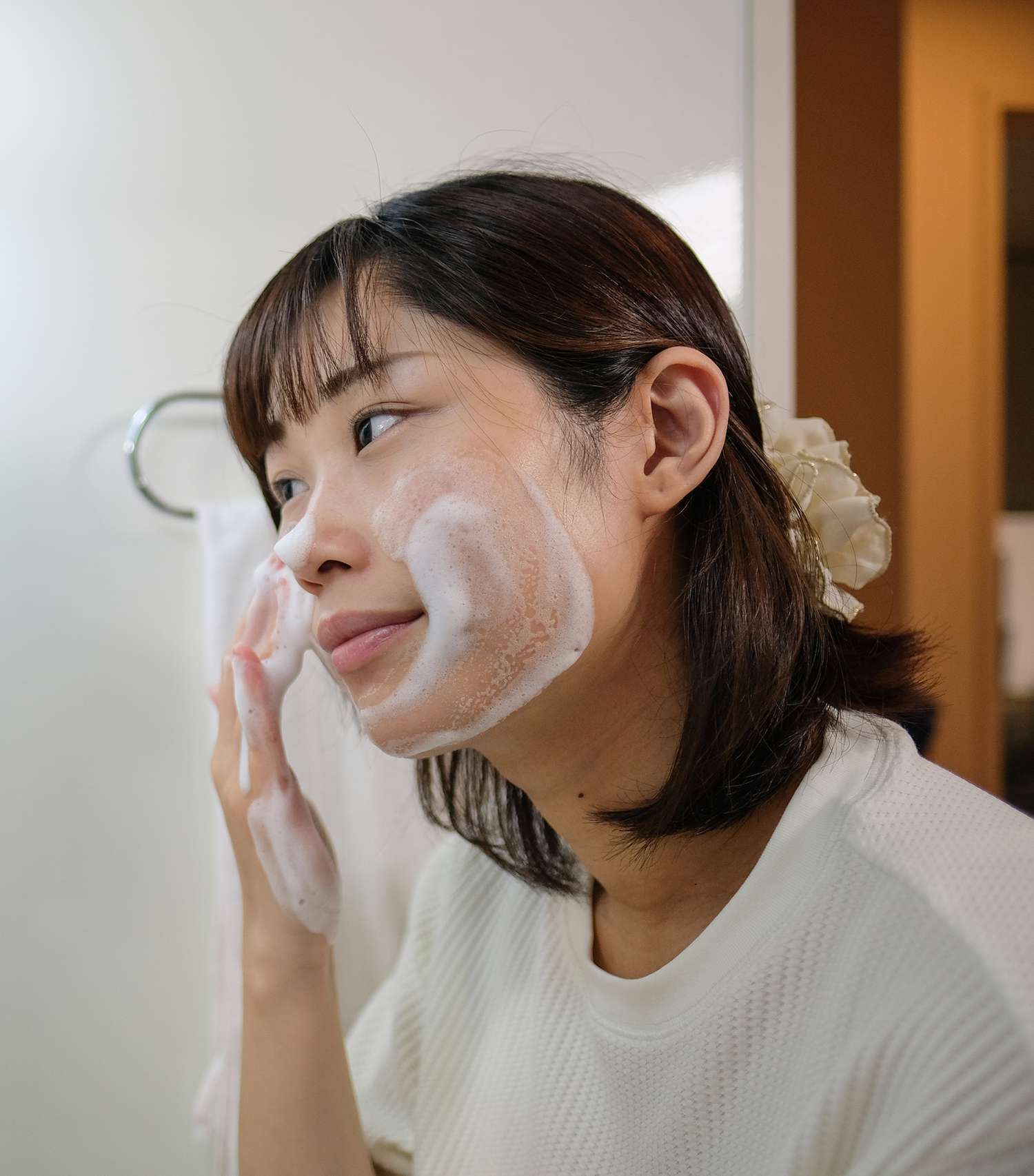 Uma mulher lavando o rosto