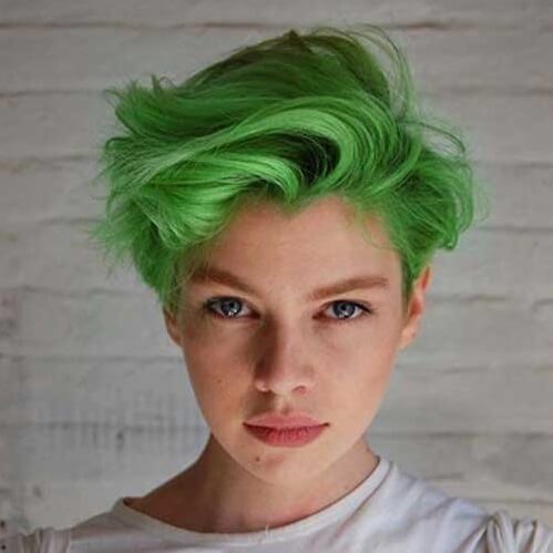 Pixie de corte de cabelo verde e ondulado