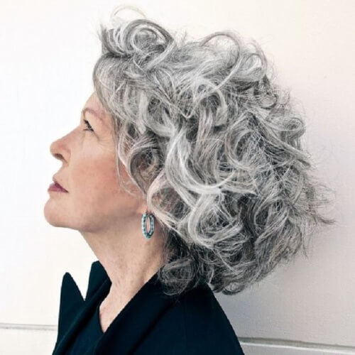 Penteados para mulheres com mais de 60 anos e cabelos grisalhos