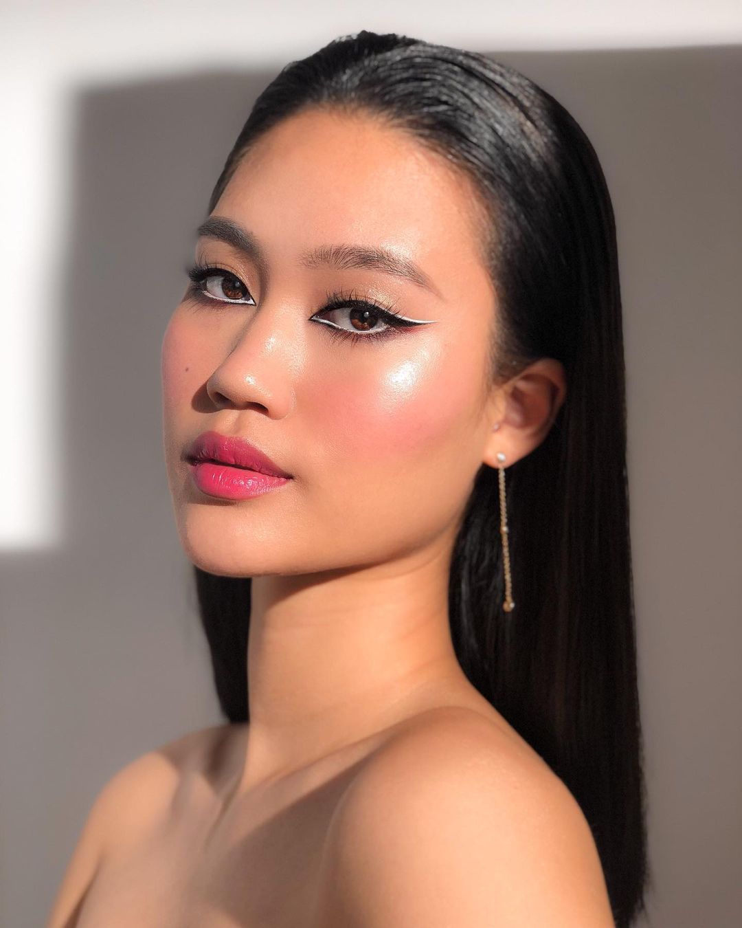 Asiático com maquiagem contrastante 