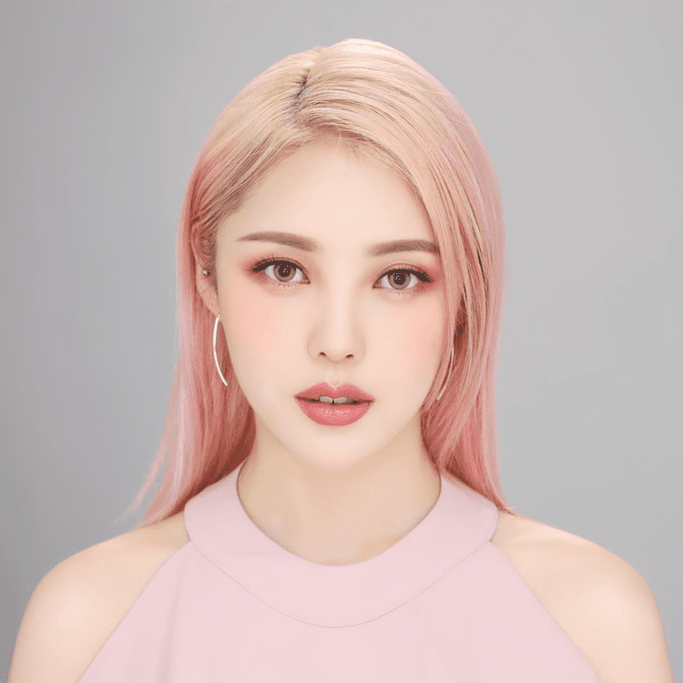 Garota coreana com cabelo rosa e camisa