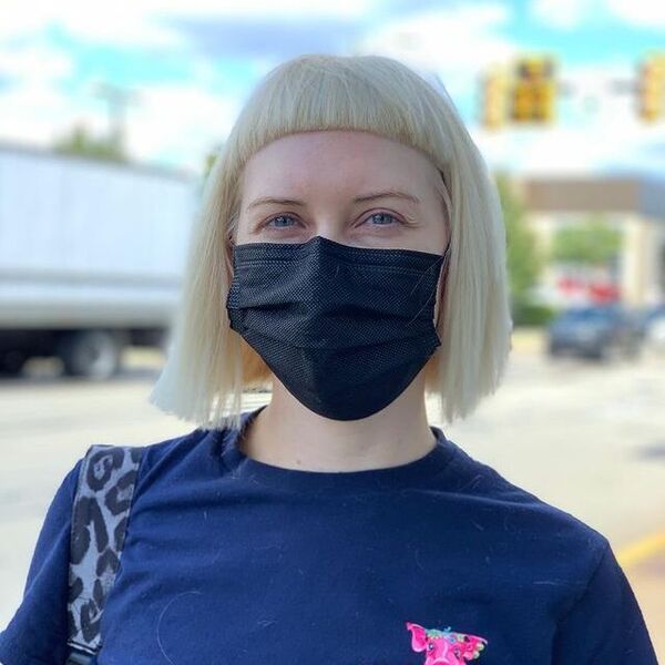 franja curta - mulher com máscara preta