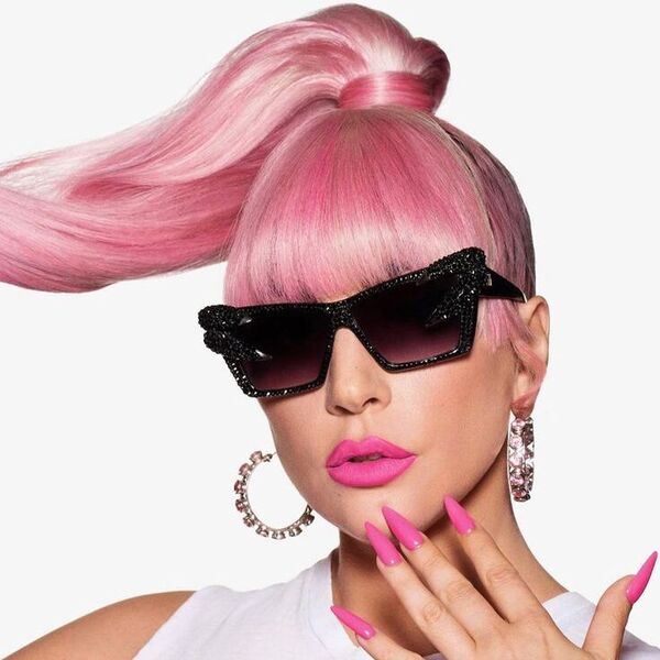 Lady Gaga - em óculos de sol e grandes brincos redondos
