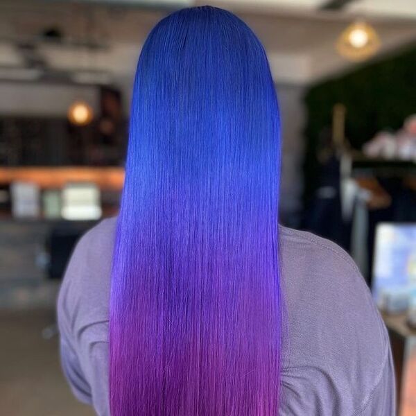 penteado azul-violeta - mulher de manga comprida cinza