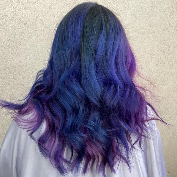 Penteado azul-violeta - mulher com capa branca